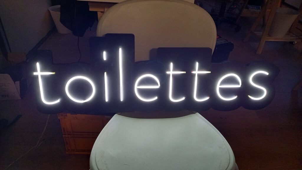 Néon LED toilettes allumé dans le noir